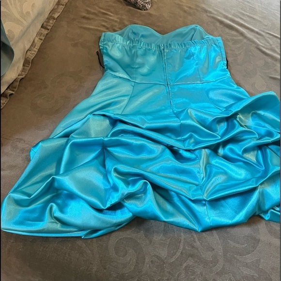 𝅺Teal short satin strapless, skirt is bubbled. Excellent condition - Picture 2 of 5